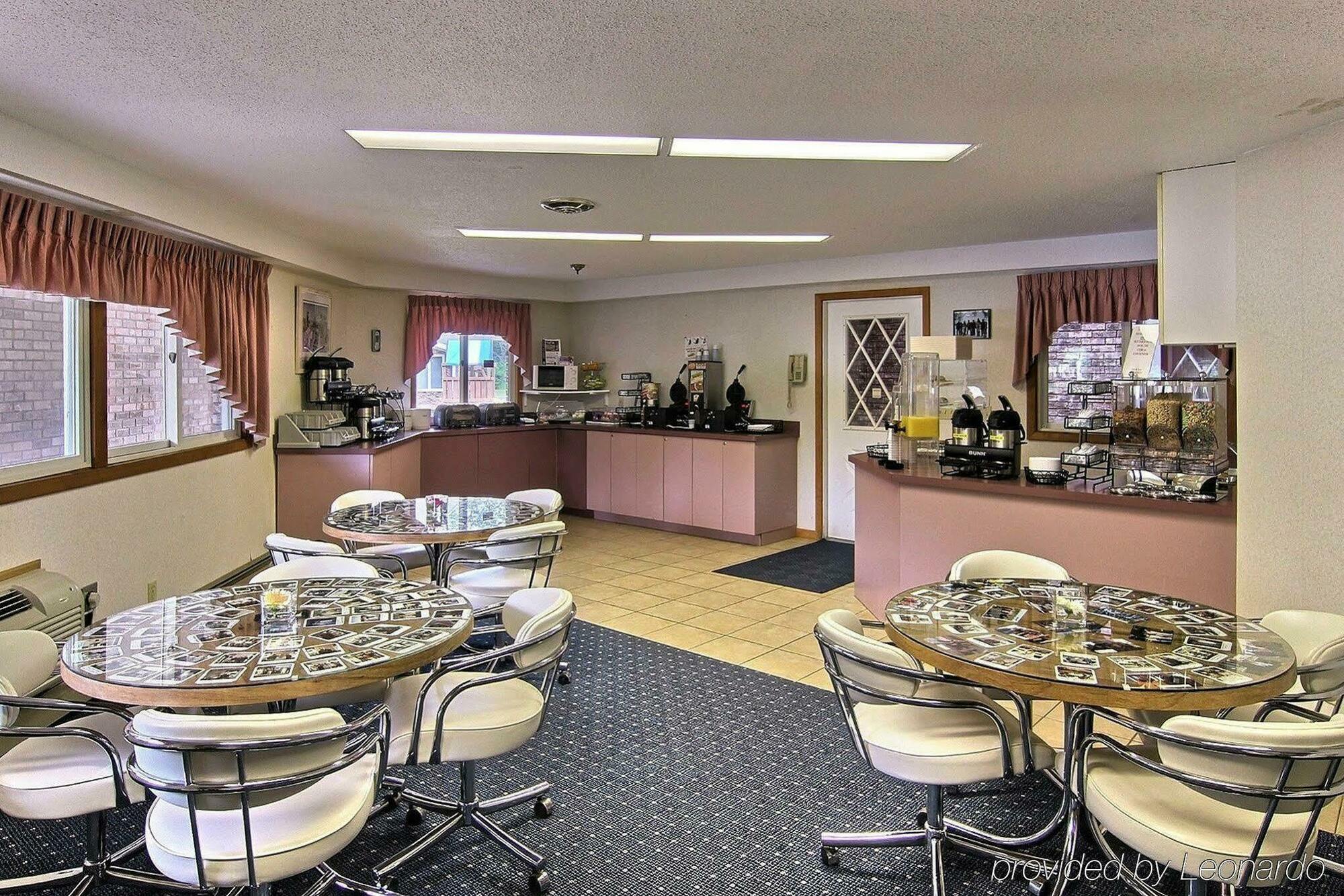 Best Western Of Harbor Springs Restaurant photo